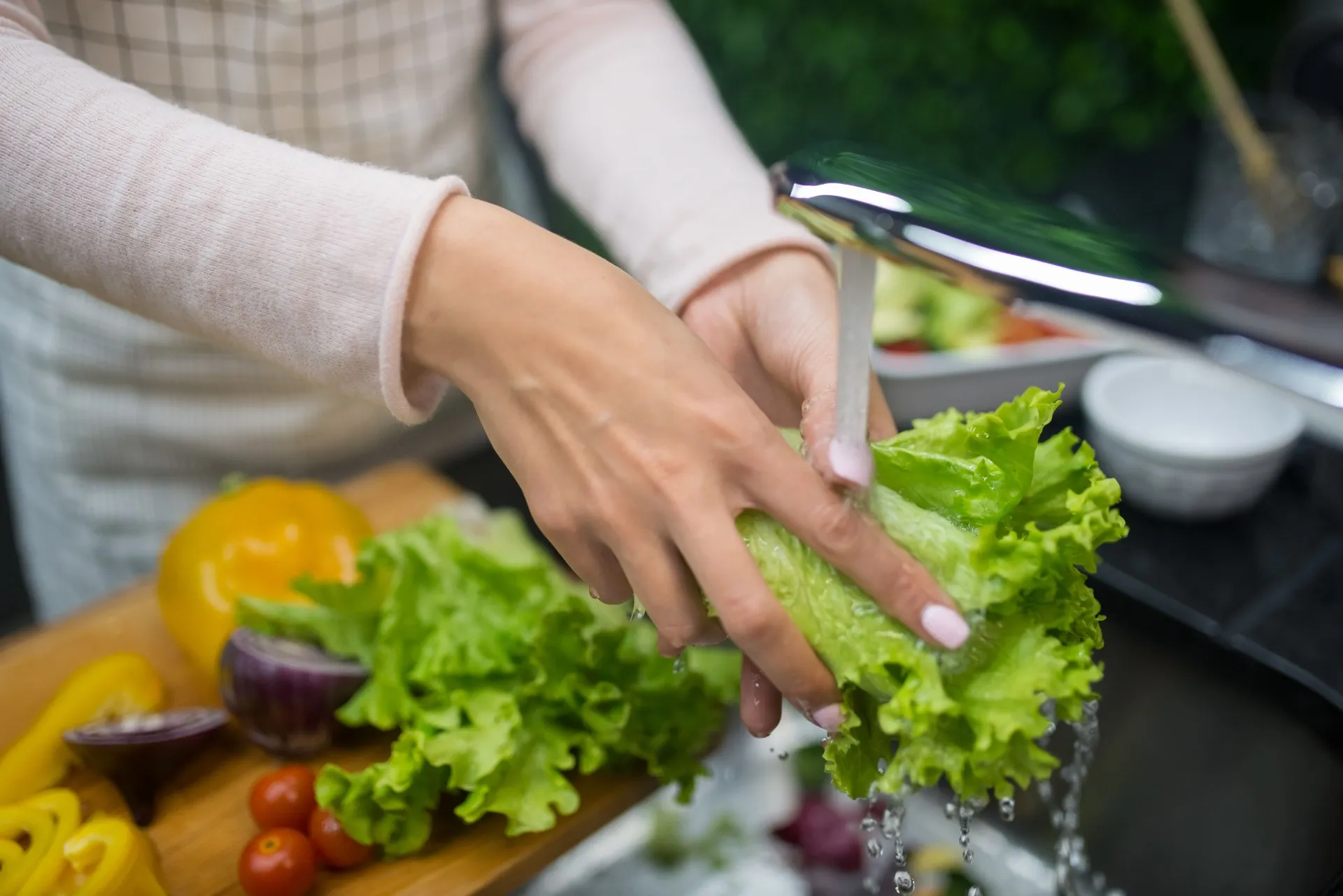 Eau, vinaigre, bicarbonate : que faut-il vraiment pour laver ses fruits et légumes ?